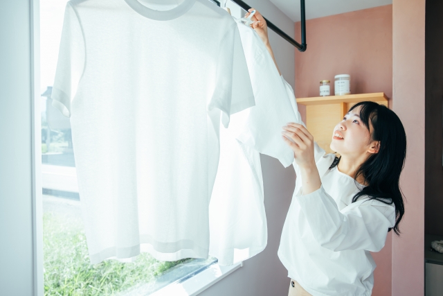 洗濯物を干す女性