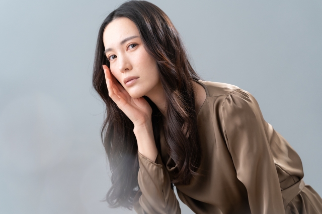 悩む女性