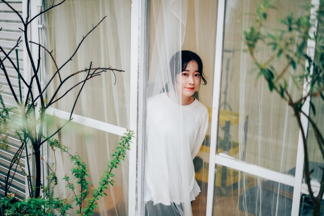気にする女性