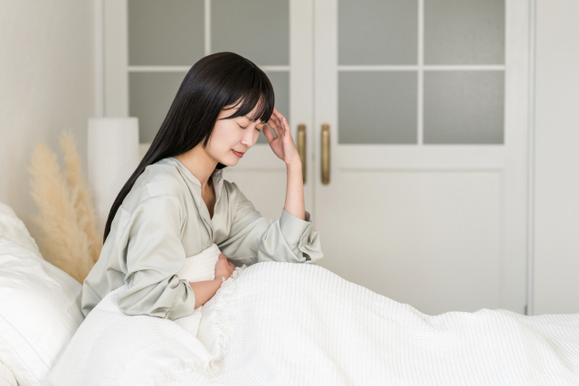 体の痛みに悩む女性
